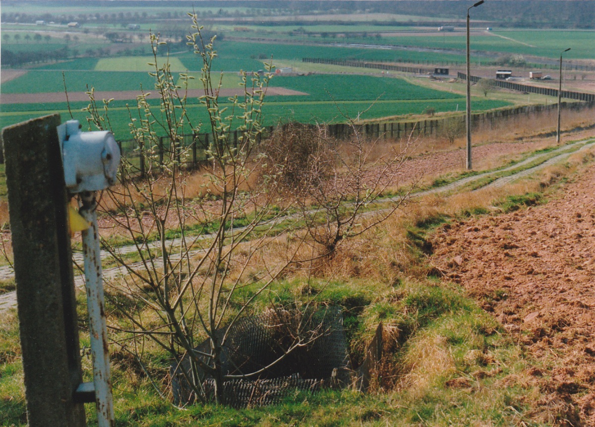 Blick vom Heierkopf auf GÜSt Wahlhausen 12.3.1990