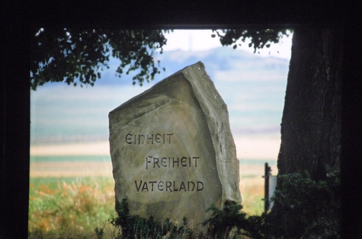 Gedenkstein zwischen BSA und Wahlhausen