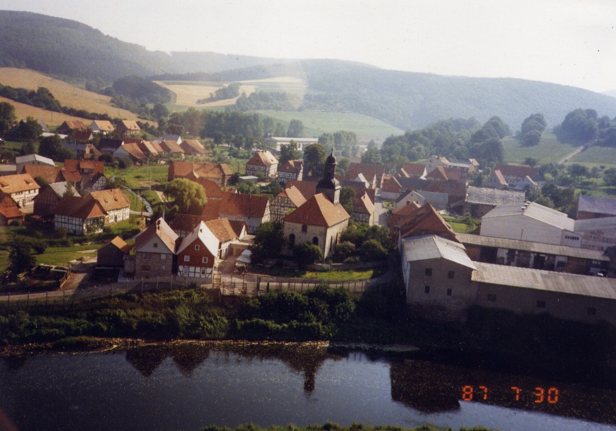 Luftaufnahme von Westen auf Wahlhausen 1987